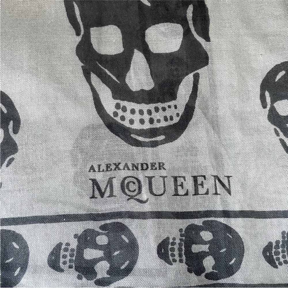 Alexander McQueen White and Black Skull Scarf - Picture 7 of 8